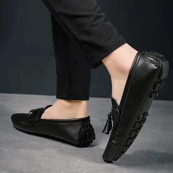 Британската мъжки кожени обувки 2021 Нови мокасини високо Качество на Обувките Мокасини Обувки за бизнес офис Прости черни обувки с пискюли